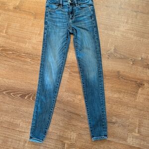American Eagle Outfitters High-Rise Skinny Jeans in Faded Blue